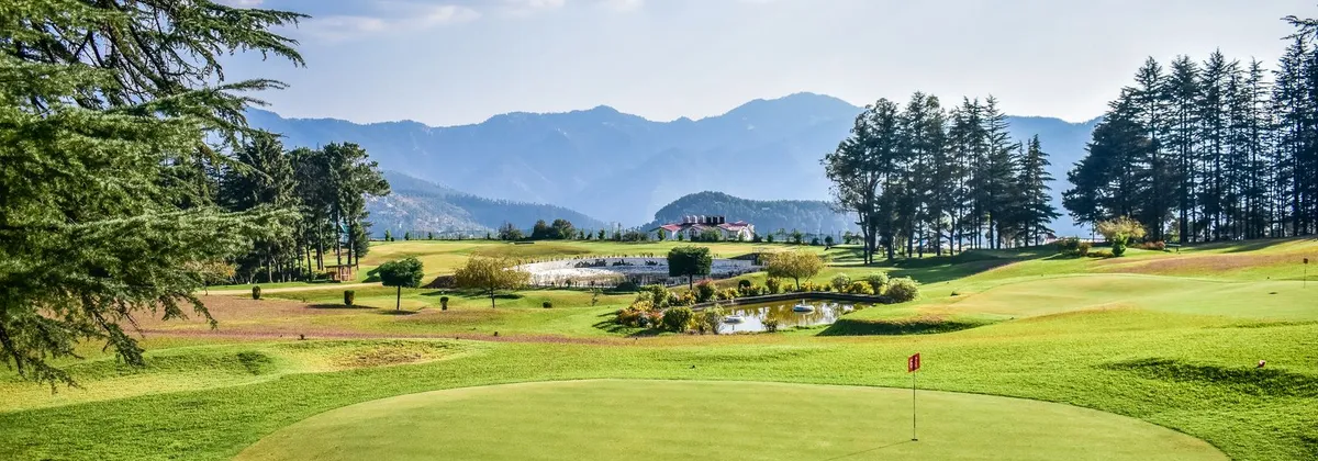 Green de golf entouré de montagnes